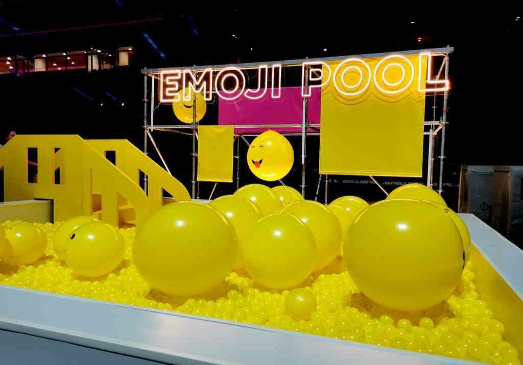emoji-pool-logo-neon-led